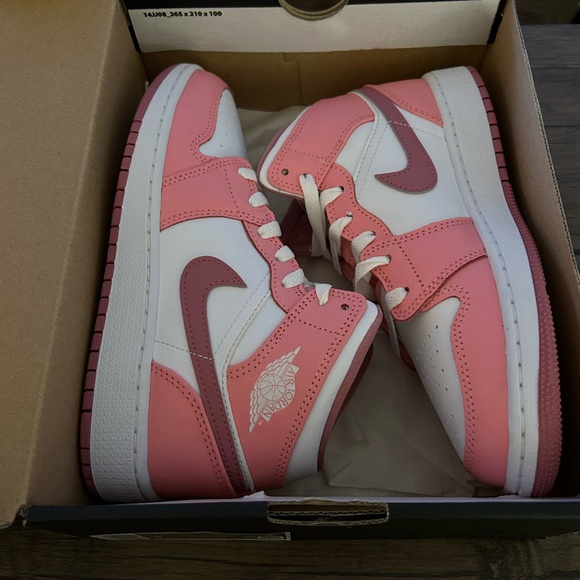 Jordan 1 Mid Valentines 2023 - Picture 3 of 3